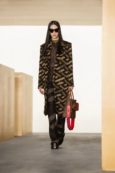 Look 10